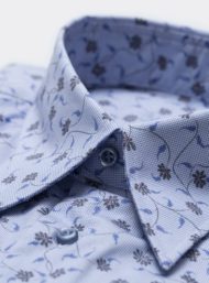 knopen-blauw-hemd-bloemenmotief-herenkleding