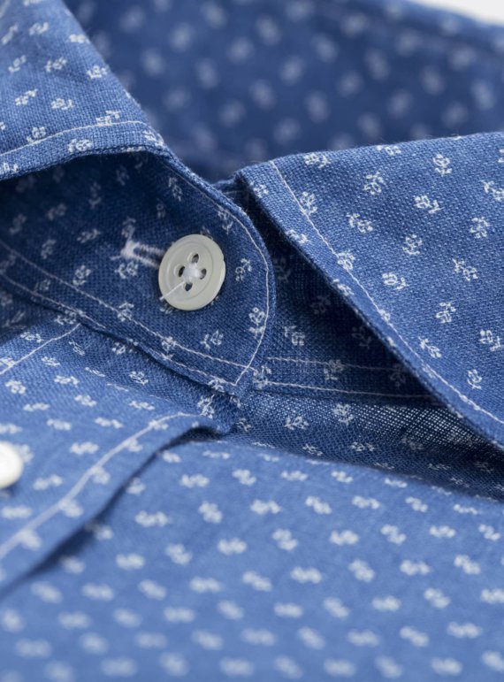 knopen-donkerblauw-hemd-bloemenprint